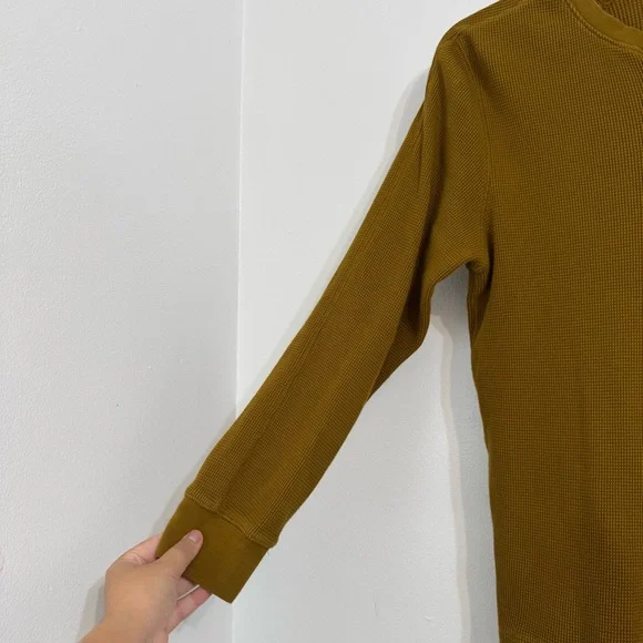 Everlane Men's Organic Cotton Golden Waffle Henley Long-Sleeve Shirt Top - Picture 2 of 7